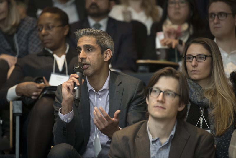 An attendee of a Medventions Lecture asks a question to a Lecturer.